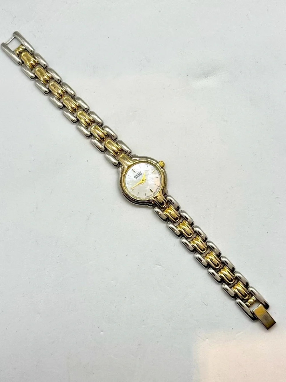 Vintage Citizen Women’s Quartz Two Tone Watch Mother of Pearl New Battery Runs